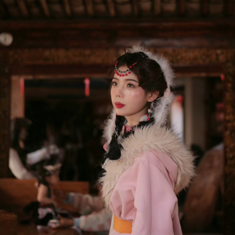 Tibetan Silver Tassel Forehead Necklace: tassel collarbone chain styling scene