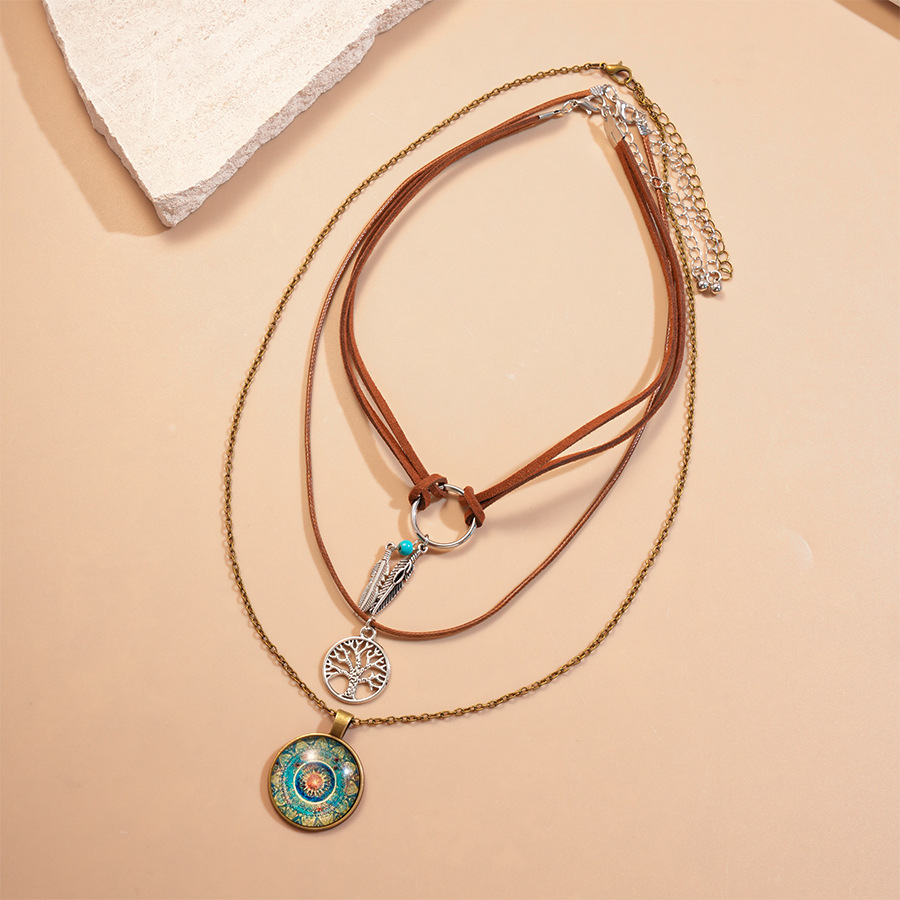 Three-piece Resin Hollow-out Leaf Necklace: Beach Outing Scene