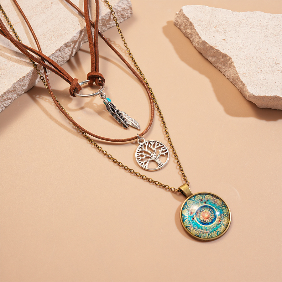 Three-piece Resin Hollow-out Leaf Necklace: Coffee Run Scene