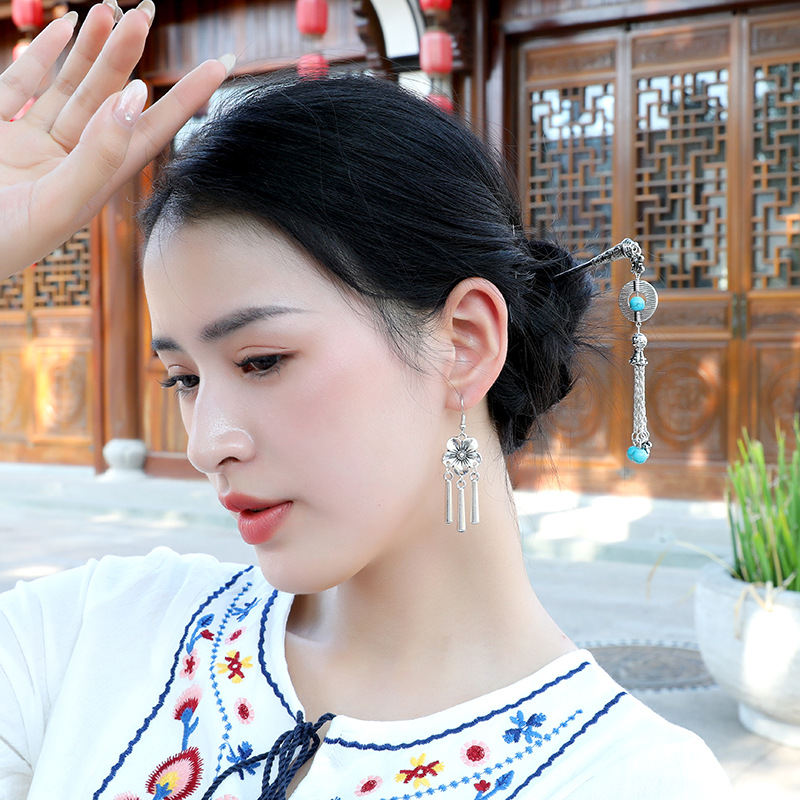 Neo-Chinese Turquoise Tassel Hairpin: tassel hairpin movement detail